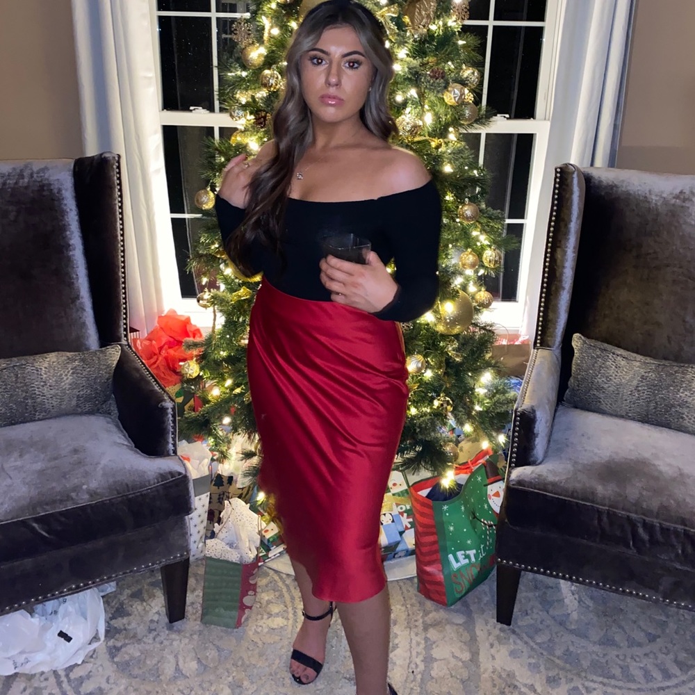 Beautiful silk skirt with small slit - Picture 2 of 3